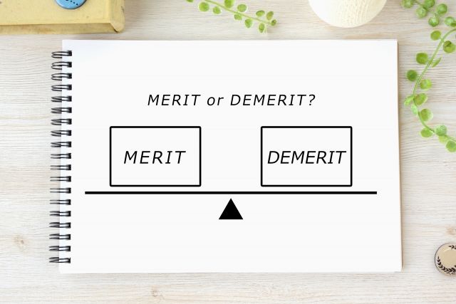 meritとdemeritのロゴ